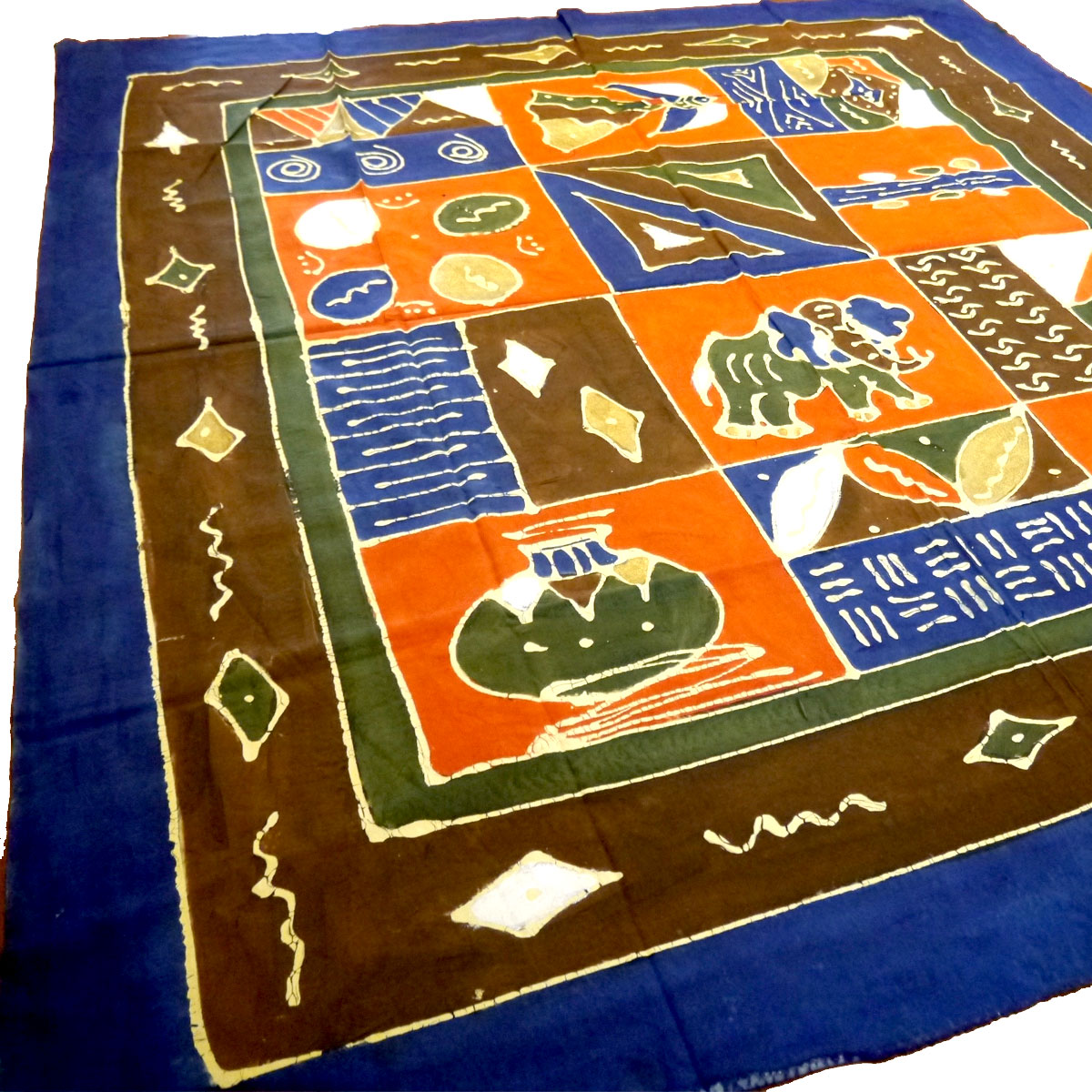 アフリカ・ジンバブエ製 ろうけつ染め布（150cm×180cm）象と亀と壺